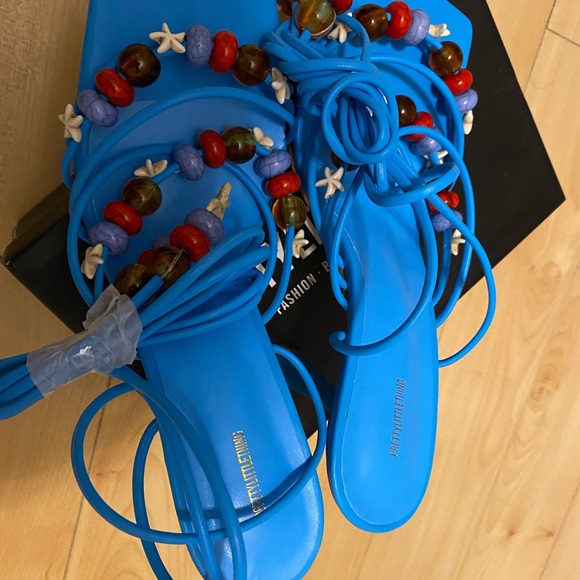 PrettyLittleThing Blue PU Square Toe Shell And Beaded Detail Mid Heeled Sandals - Picture 4 of 5